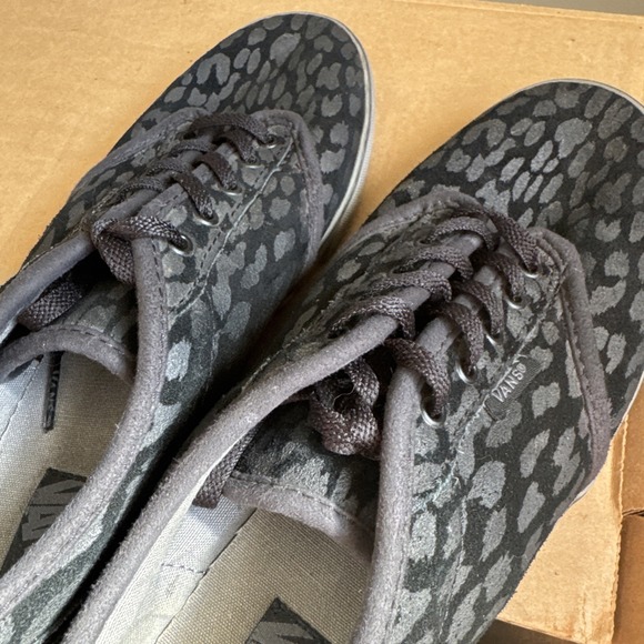 Vans Suede Leather Skateboard Sneakers Shoes Womens 9 Low Top Black Animal Print - Picture 8 of 16